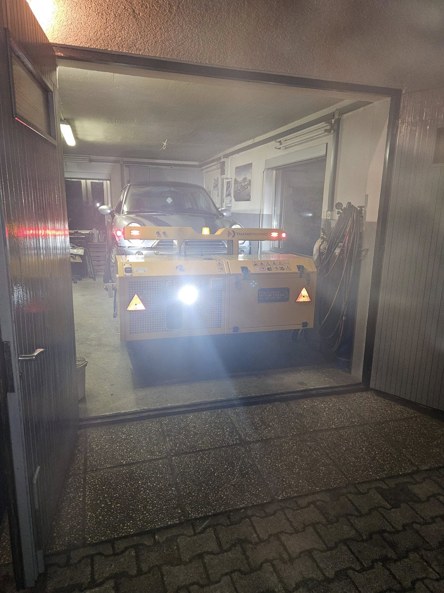 Reševanje v garažni hiši z robotskim vozilom